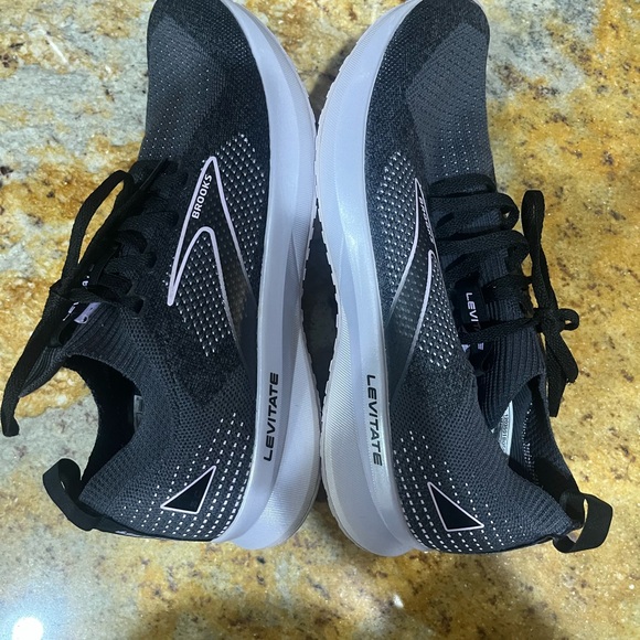Brooks Levitate 5 size 8 - Picture 8 of 9